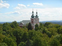 pohled na kostel z nedaleké rozhledny