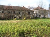 Dolní Tošanovice - zámek: Pohled na zámek a jeho hospodářskou budovu ze sadu u zámku