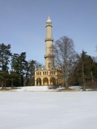 Minaret v zimě: Takovýto netradiční pohled se Vám naskytne, pokud poběžíte po zamrzlém Zámeckém rybníku.