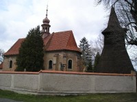 Kostel a dřevěná zvonice v Jabkenicích