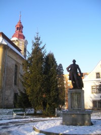 Socha Josefa II. u kostela