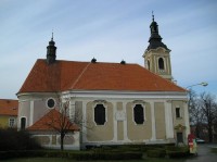 Kostel před vchodem do zámku