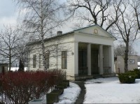 Empírová budova u ruského pomníku