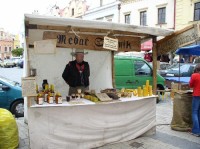 Medař - svíčkař na tradičním jarmarku