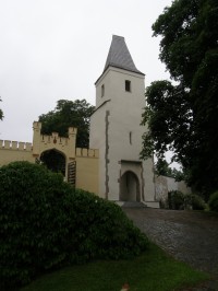 Vstupní brána se zvonicí