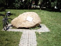 Celkový pohled na pamětní kámen s deskou Hliníkovi