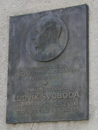Pamětní deska generála Ludvíka Svobody na domě poblíž Květné zahrady