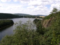 Pohled na Sečskou přehradu z vyhlídky u hradu Oheb