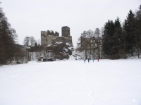 Zimní pohled na hrad: Pohled po proudu říčky Brtničky