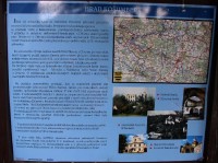 Informační tabule o hradu Košumberk: Z nějakého důvodu je umístěna u tzv. Paletínské kaple