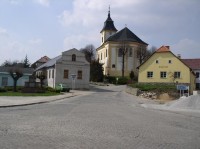 Pošta, kostel a muzeum: Historická budova pošty ( bílá ) byla rozbrána a postavena na jiném místě vedle původního.