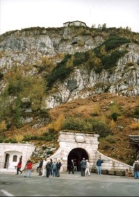 Výtahový tunel a nahoře Orlí hnízdo