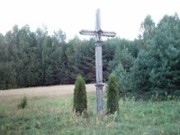 Kříže zasazené v krajině