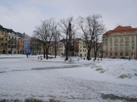 Morový sloup a vzadu vpravo budova pošty: Horní část náměstí