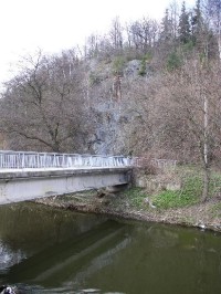 Nad mostem pro pěší Helenínská skála