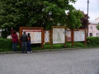 Mapové centrum: Mapy a informační tabule na náměstí. Začátek všech místních značených cyklotras
