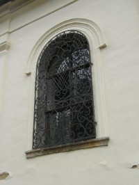 Mříže v oknech kaple