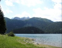 Crno jezero - pláž: Koupání je možné na pláži poblíž restaurace