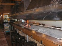 Gril: Pověstný gril pro opékání místních masových specialit v restauraci u jezera. Jeho délka je 6 m.
