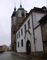 Kostel s. Jakuba s farním úřadem