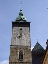 sv. Jakub: Vyšší z věží s hodinami a vyhlídkovým ochozem. V této věži bydlel hlásný.