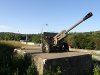 Vojenská technika v areálu památníku