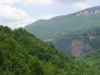Pohled ze silnice vedoucí kaňonem