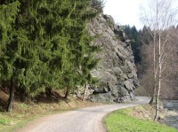 Cvičná horolezecká skála u Malého Beranova: Skála se nachází u červeně značené turistické cesty podél Jihlavy z Malého Beranova na Kamenný mlýn a Předboř