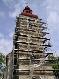 Věž opravovaného kostela nad Kamenicí