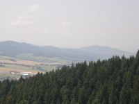 Vlevo Střelná, vpravo na obzoru kopec Královec nad  Valašskými Klobouky