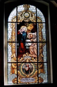 Vitráž v okně kostela na Křemešníku