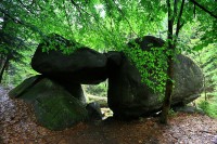 V dolní části toku je tento přírodní dolmen. Jak se takhle velké balvany dostaly do této polohy, je mi záhadou. Otvorem pod nimi lze pohodlně projít.