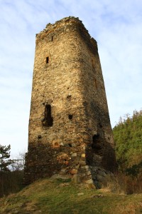 Dominantní stavba hradu, věž, je dodnes v dost zachovalém stavu. Prasklina po celé výšce ale naznačuje, že pokud se nazastaví voda, vtékající do zdiva, může skončit jako protilehlá, kdysi stejně mohutná věž.