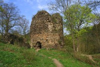 Kulatá věž v centrální části hradu bývala v době slávy hradu zhruba 2x vyšší.