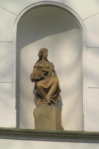 Trmice: socha ve výklenku v průčelí zámku
