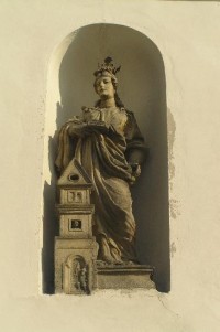 Dubický kostelík: detail sochy nad vchodem