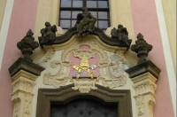 Klášterec nad Ohří: portál nad vchodem do kostela Panny Marie