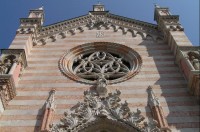 Dubí: průčelí kostela z růžového a bílého mramoru