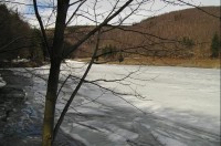 Kamenička: zamrzlá přehrada