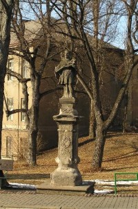 Světec: socha J. Nepomuckého na náměstí