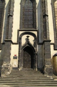 Krupka: vchod do kostela Nanebevzetí Panny Marie