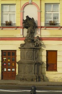 Osek: socha Jana Nepomuckého u domu na Klášterním náměstí