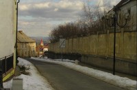 Osek: ulička u kláštera