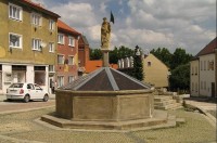 Kynšperk: kašna na náměstí se sochou sv.Floriána