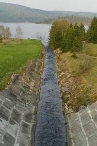 Přísečnice: vyústění podzemního kanálu do přehrady