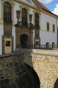 Děčínský zámek: most a brána do zámku
