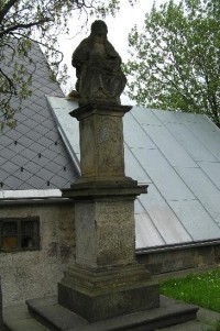 Hora sv. Kateřiny: socha před kostelem