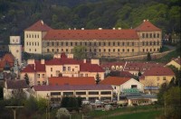 Bílinský zámek: pohled ze silnice do Braňan