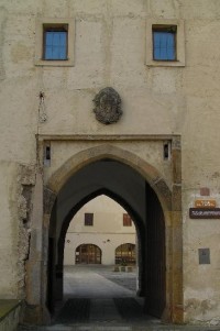 Kadaňský hrad: brána na nádvoří