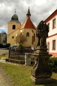 Mašťov: kašna a socha sv.Floriána u kostela